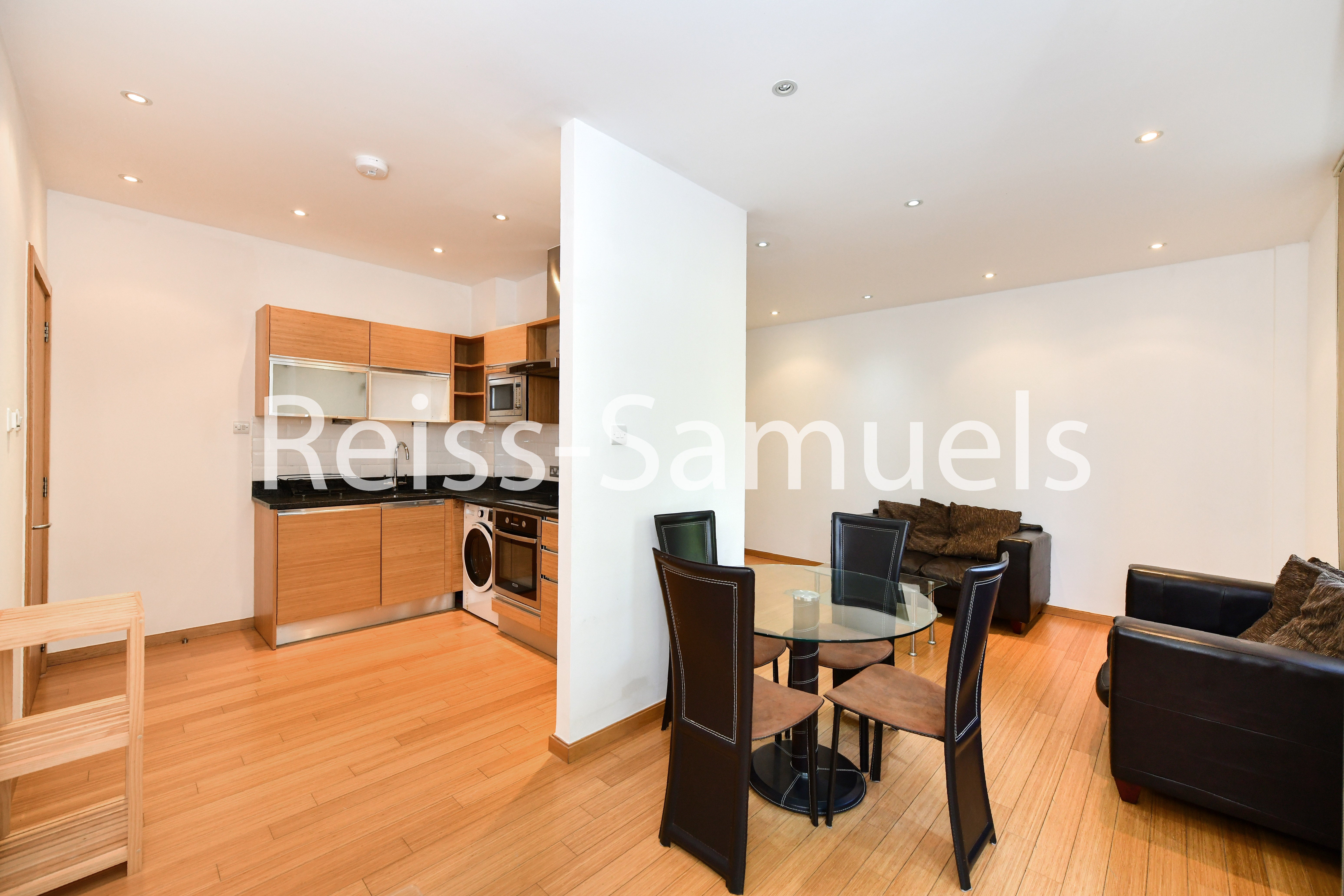Flat Westferry Road in Greater London