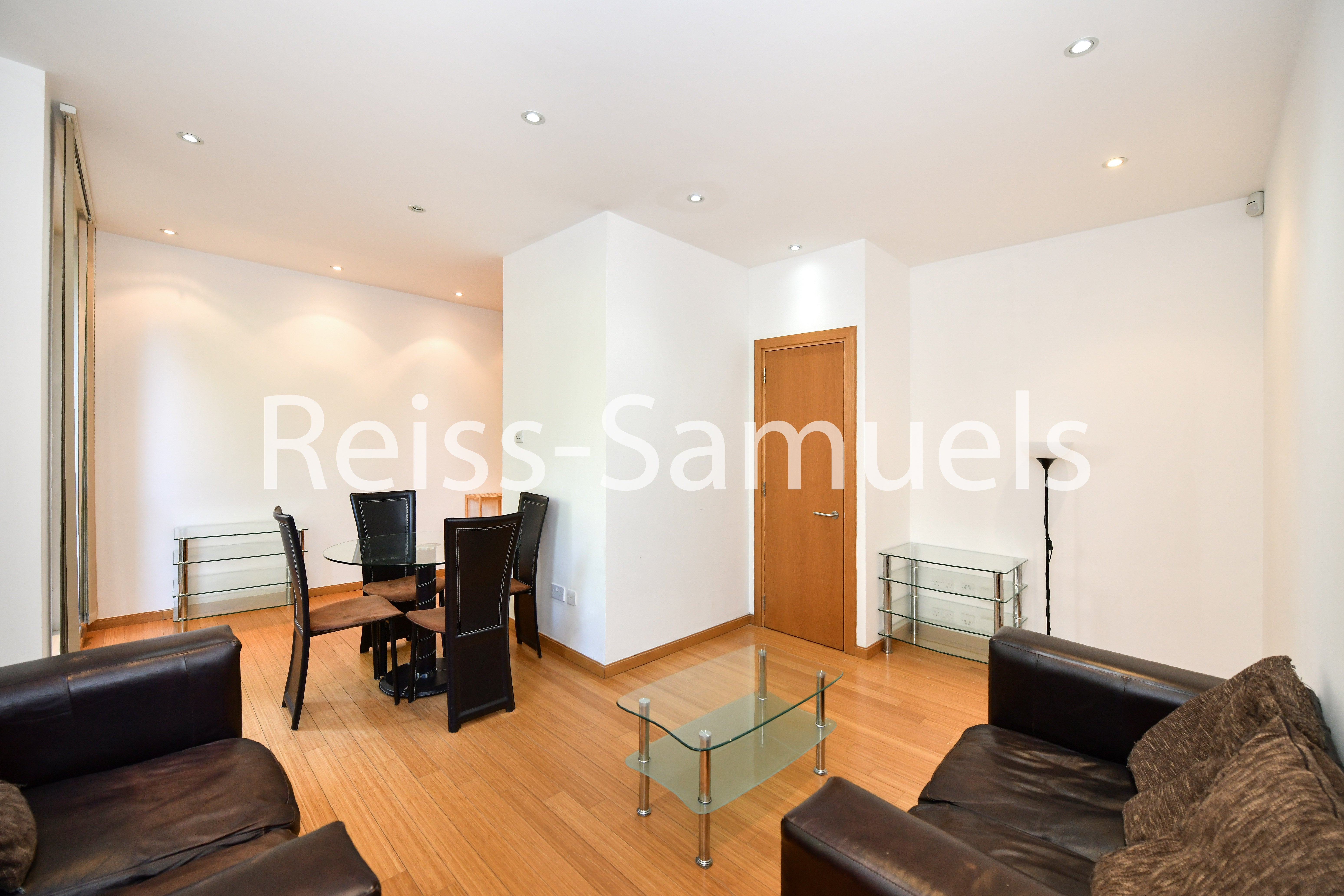 Flat Westferry Road in Greater London