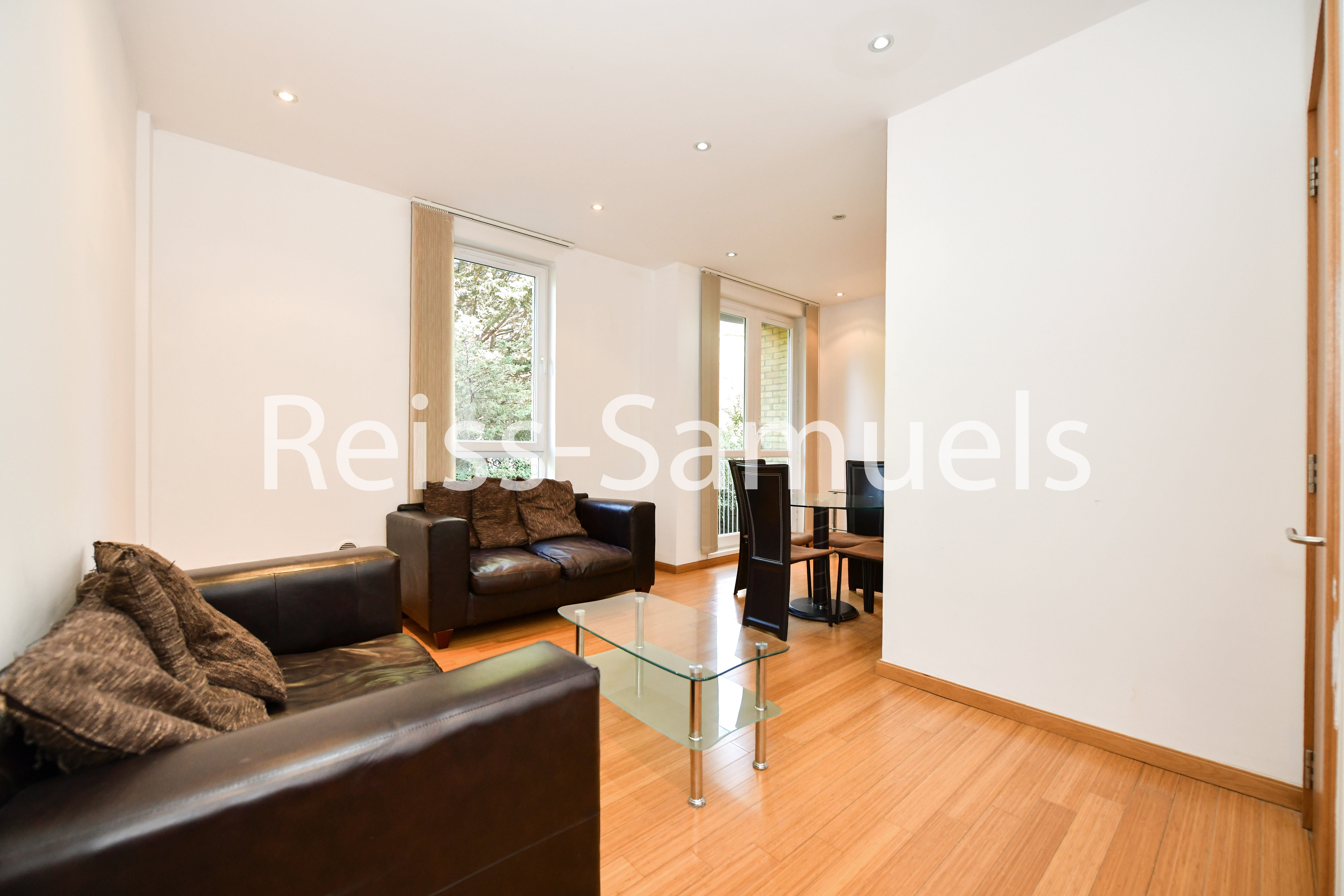Flat Westferry Road in Greater London