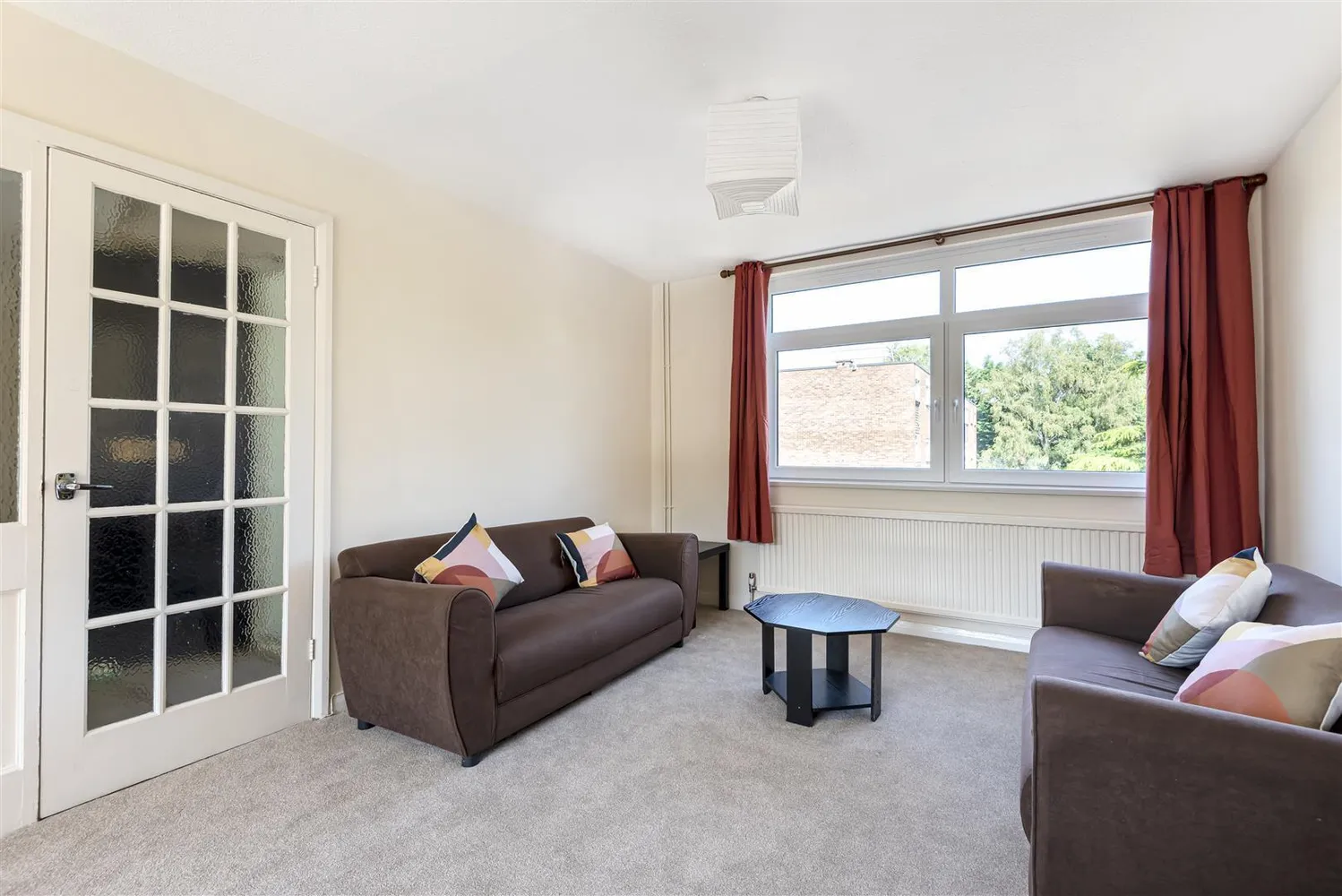 Flat Trafalgar Drive in Walton-on-Thames