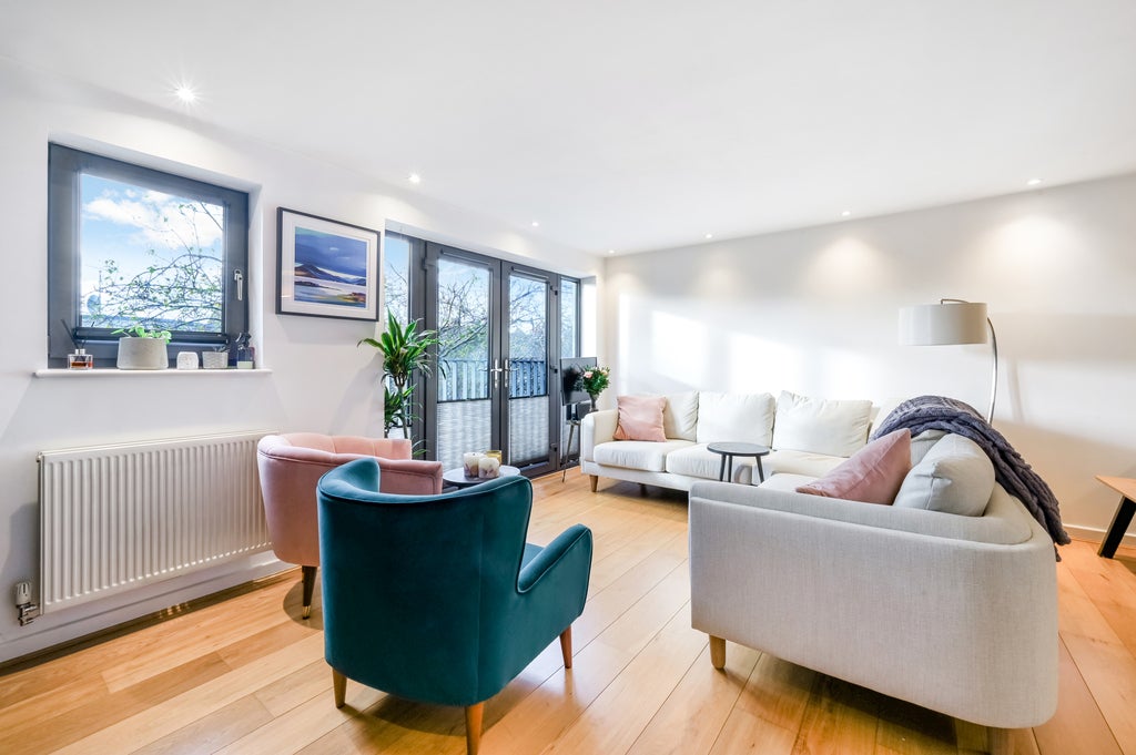 Flat Elspeth Road in Greater London