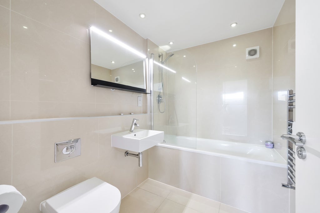 Flat Elspeth Road in Greater London