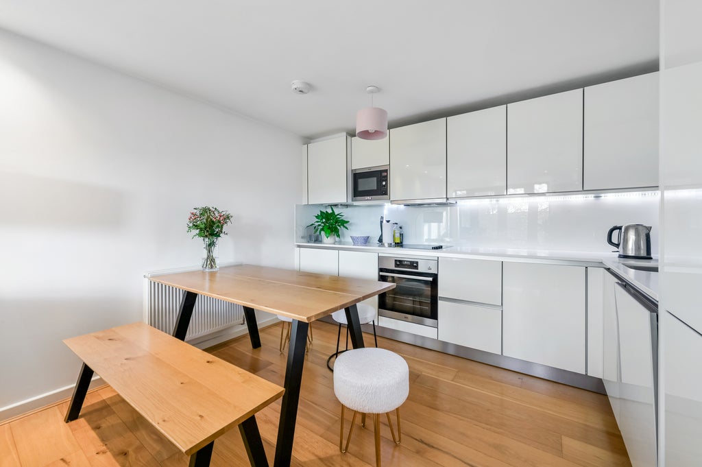 Flat Elspeth Road in Greater London