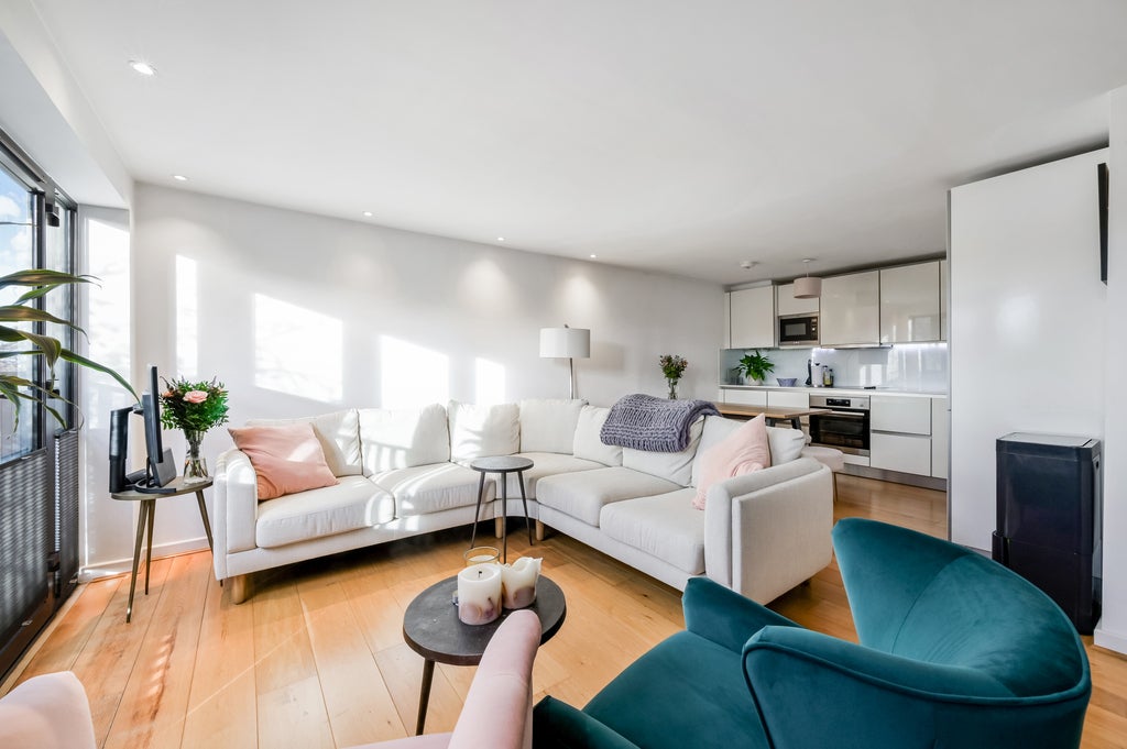 Flat Elspeth Road in Greater London