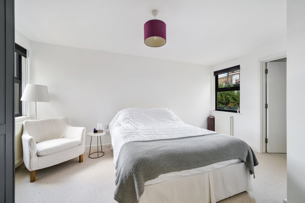 Flat Elspeth Road in Greater London