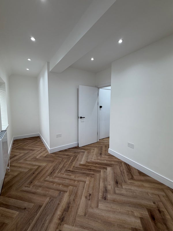 Flat Chelsfield Avenue in Greater London