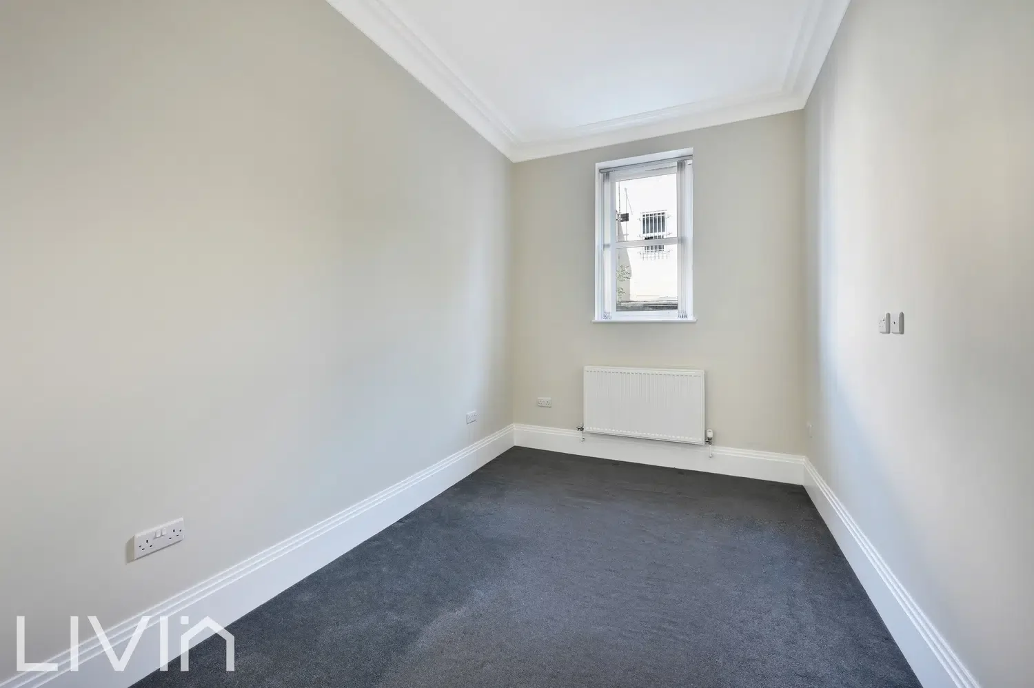 Flat Coombe Road in Greater London