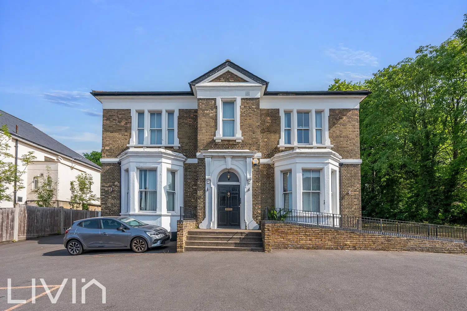 Flat Coombe Road in Greater London