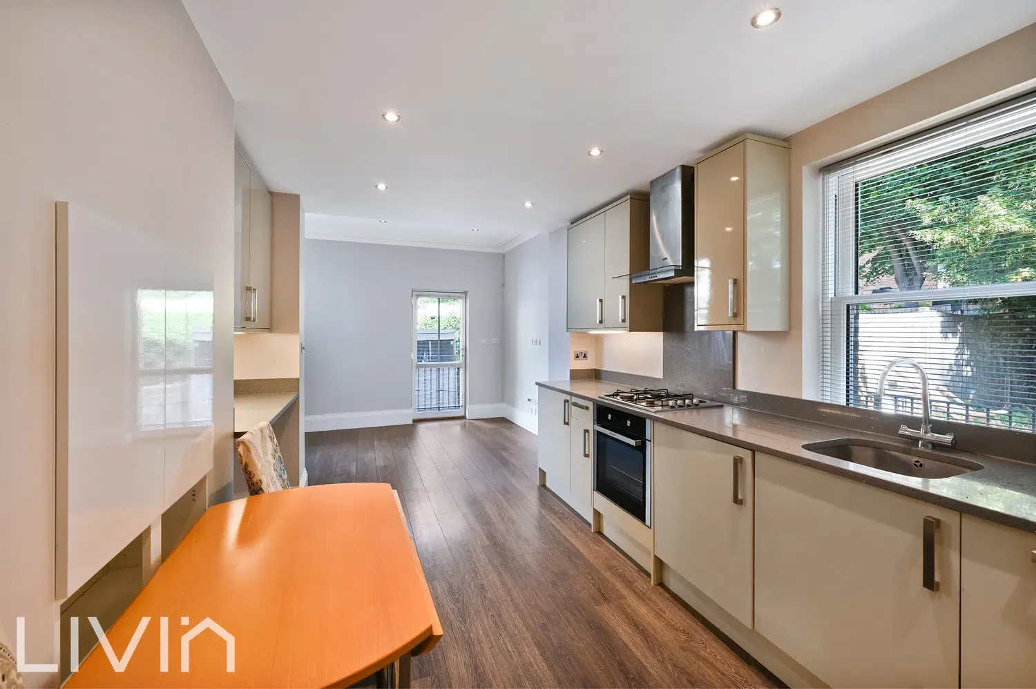 Flat Coombe Road in Greater London
