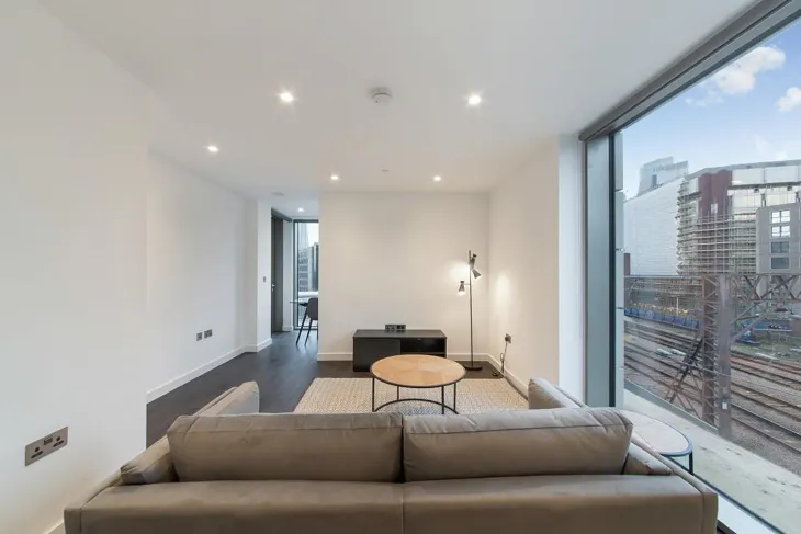 Flat Royal Mint Street in Greater London