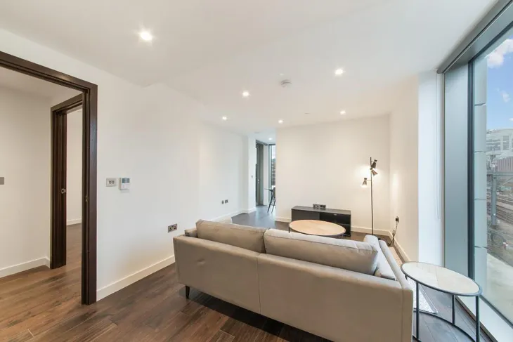 Flat Royal Mint Street in Greater London