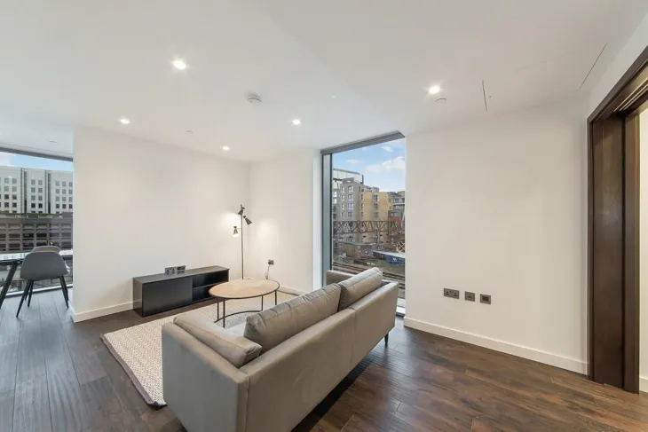 Flat Royal Mint Street in Greater London