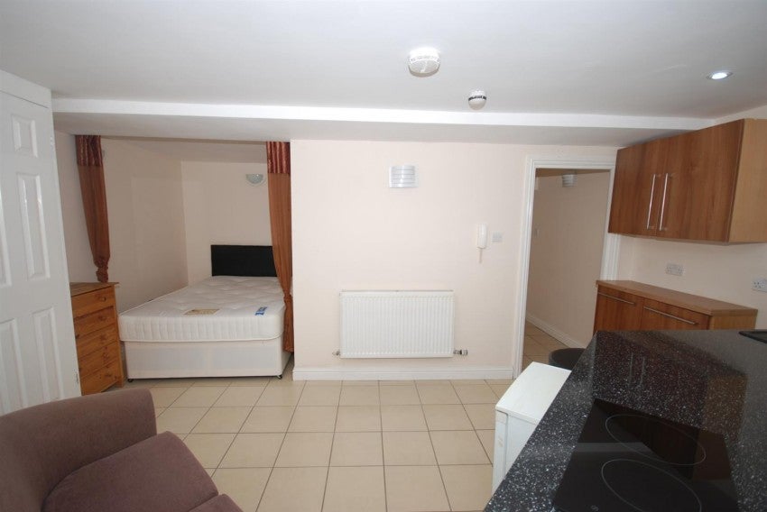 Flat Milverton Hill in Royal Leamington Spa