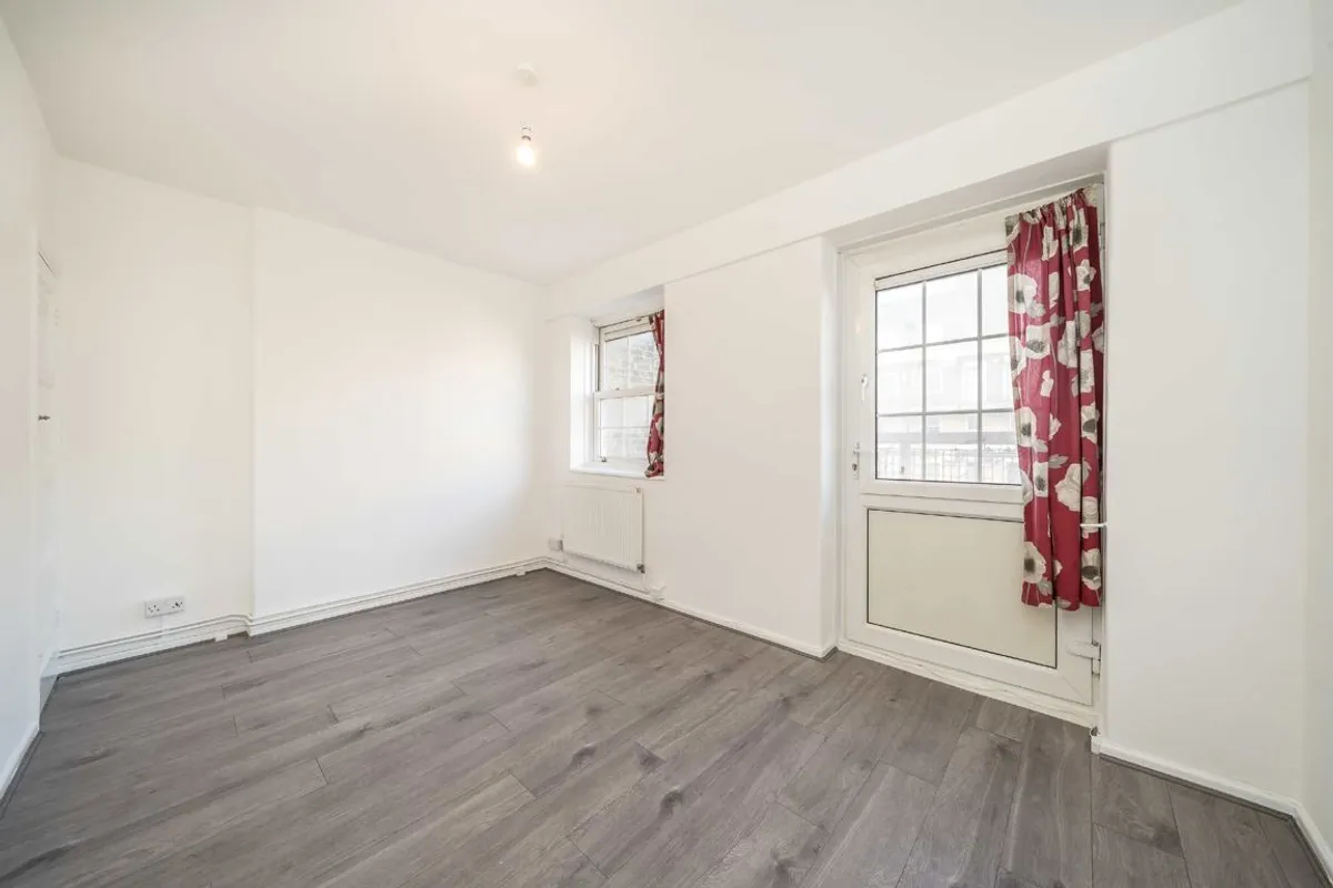 Flat Worsopp Drive in Greater London