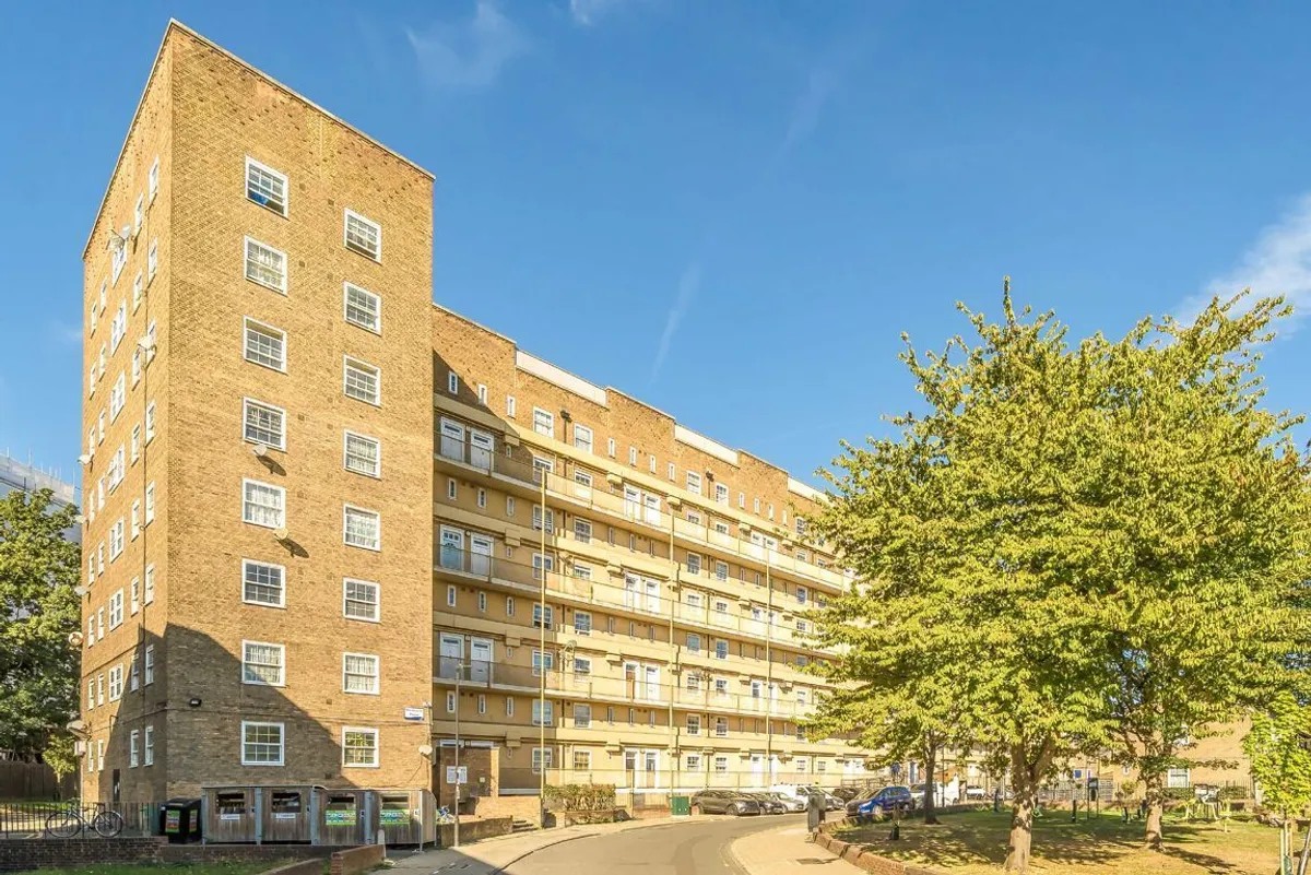 Flat Worsopp Drive in Greater London