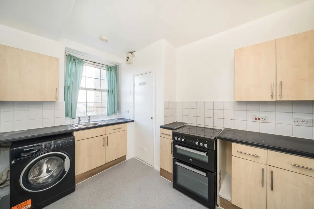 Flat Worsopp Drive in Greater London