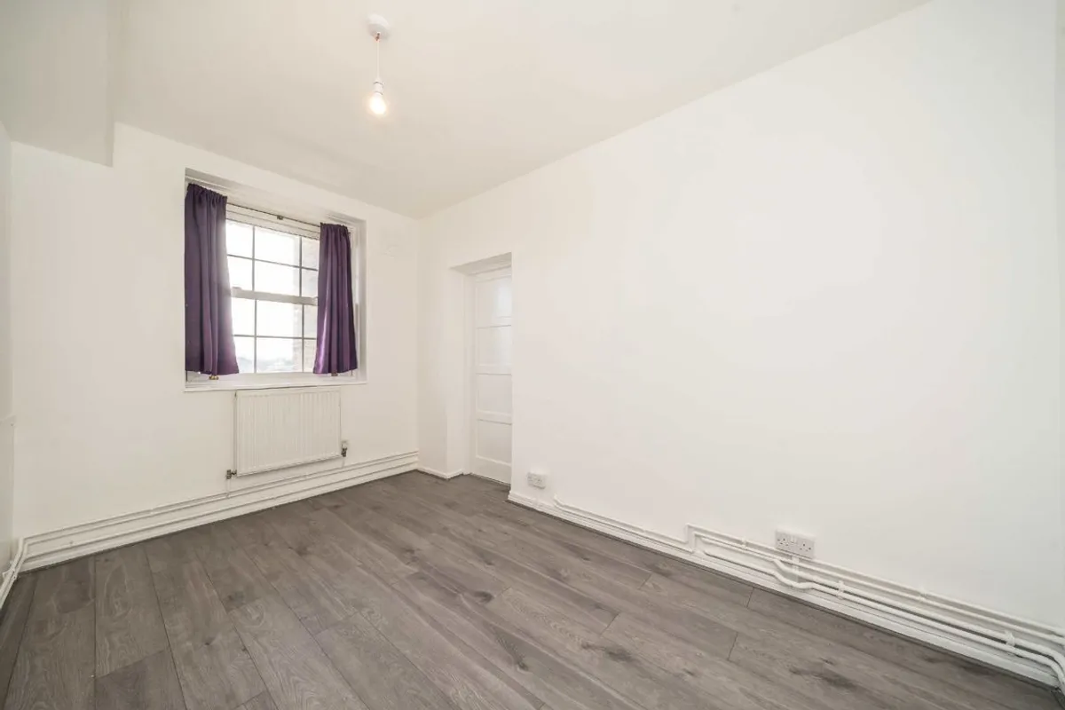 Flat Worsopp Drive in Greater London