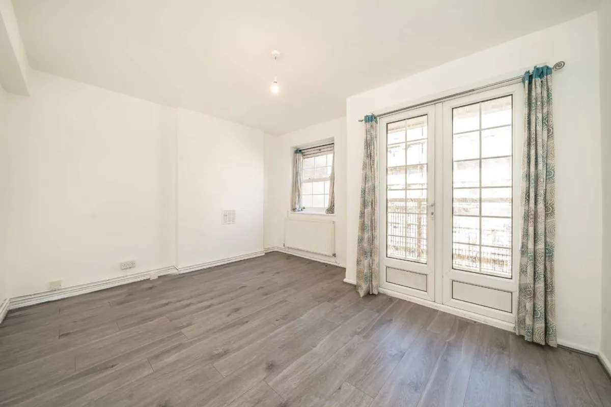 Flat Worsopp Drive in Greater London