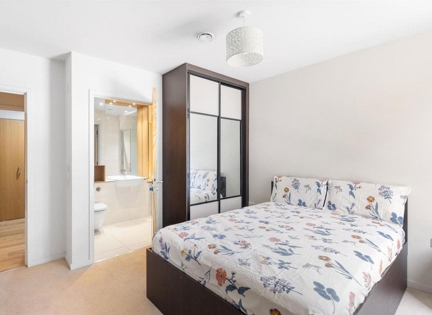 Flat Durham Wharf Drive in Greater London