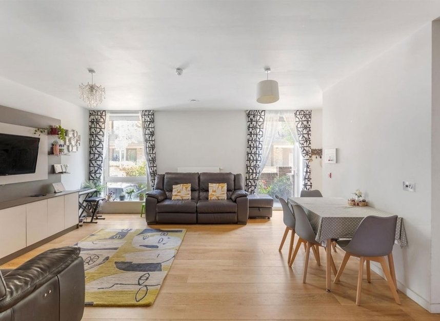 Flat Durham Wharf Drive in Greater London