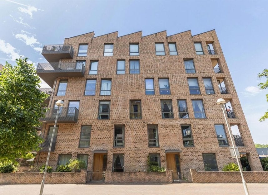 Flat Durham Wharf Drive in Greater London