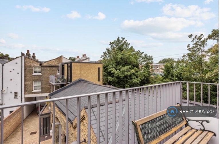 Flat Caledonian Road in Greater London