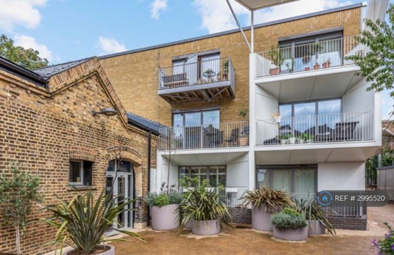 Flat Caledonian Road in Greater London