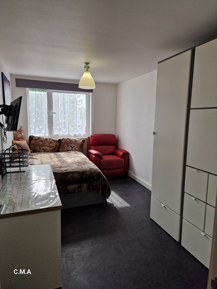 Room Charles Street in Surrey Heath