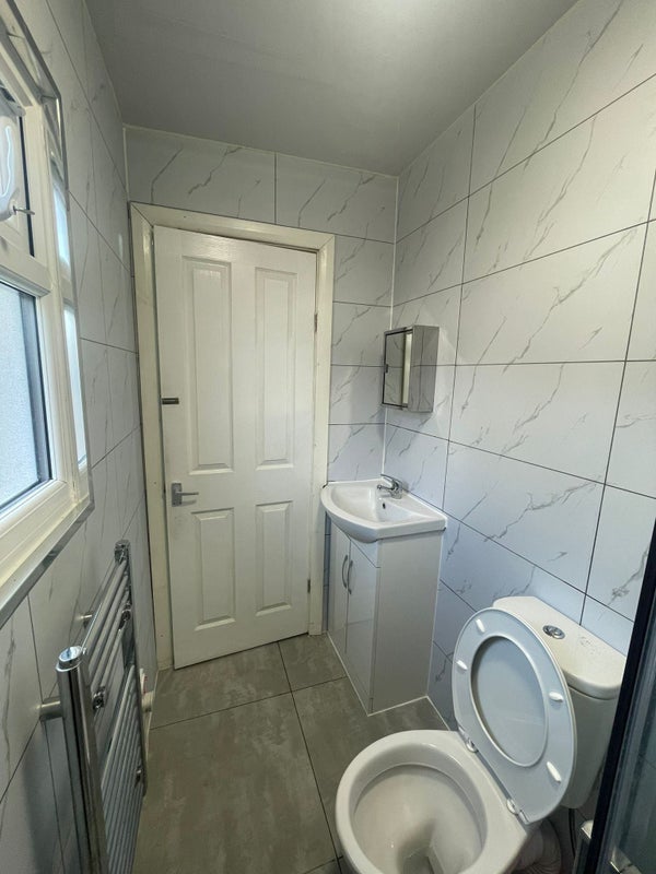 Room Hampton Road in Greater London