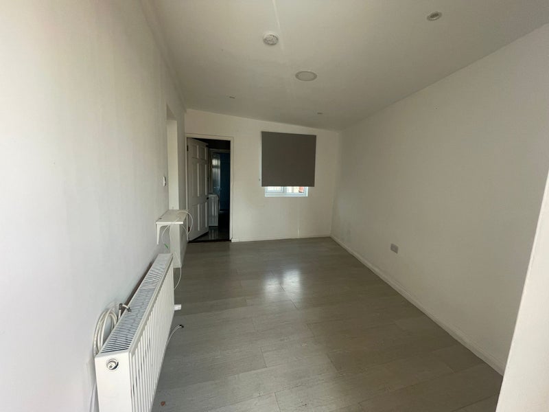 Room Hampton Road in Greater London