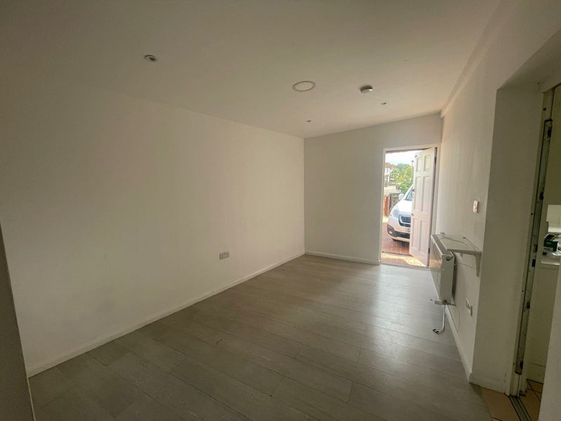 Room Hampton Road in Greater London