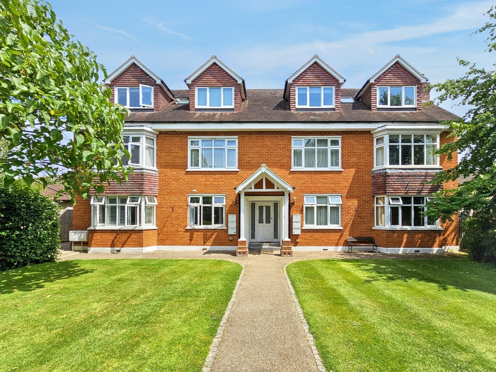 Flat Ewell Road in Greater London