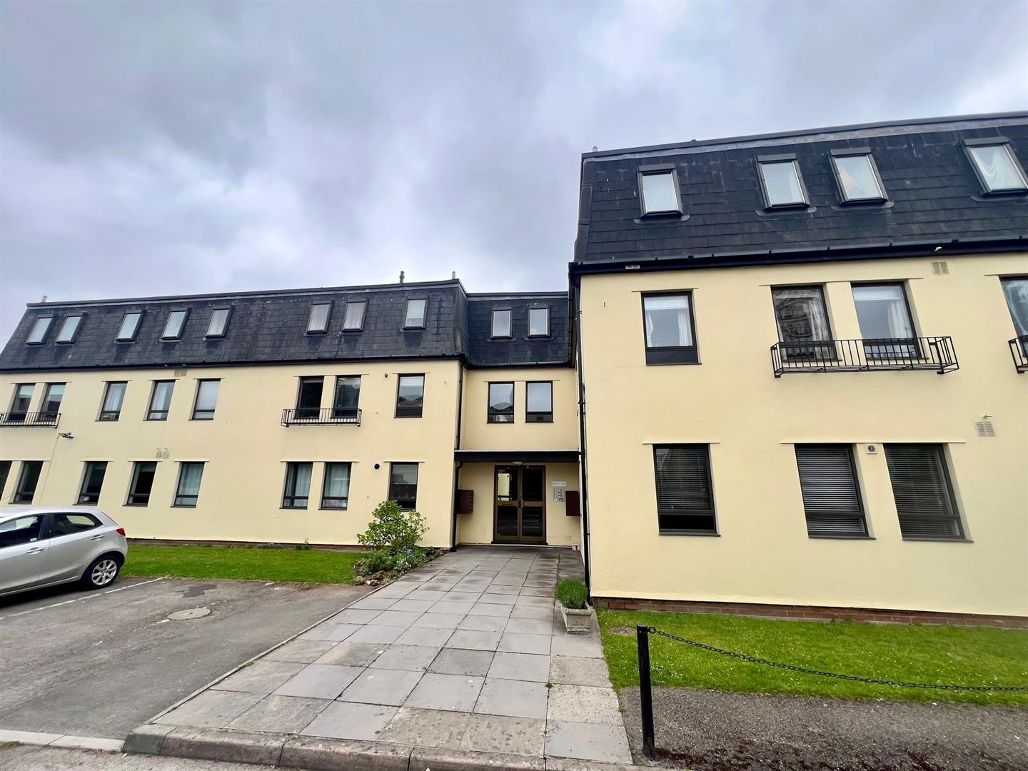 Flat Cedar Court Road in Cheltenham