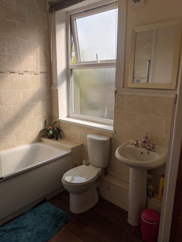 Room Thompson Road in Sheffield