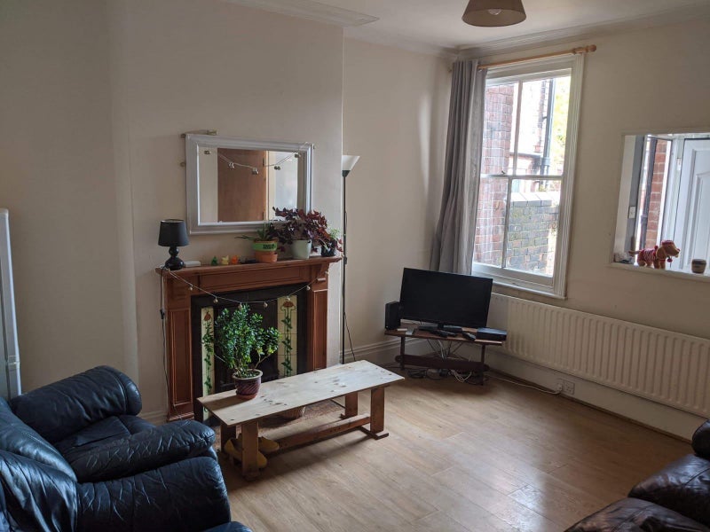 Room Thompson Road in Sheffield