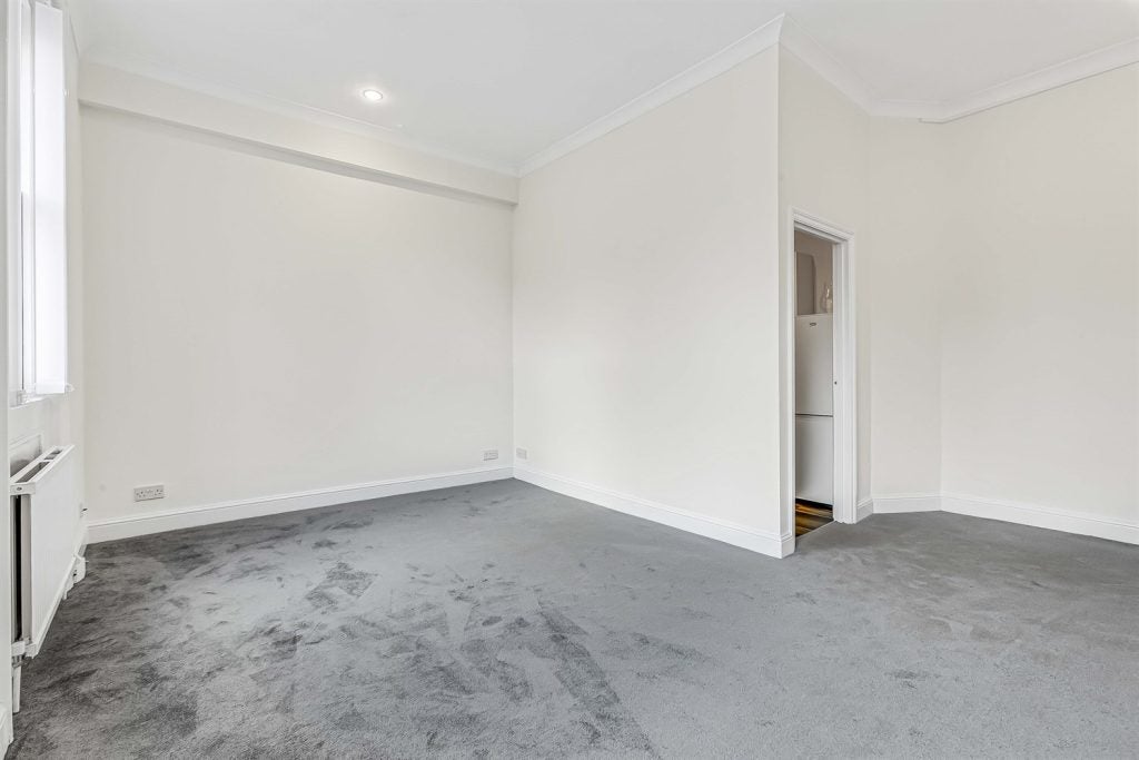 Flat Roland Gardens in Greater London