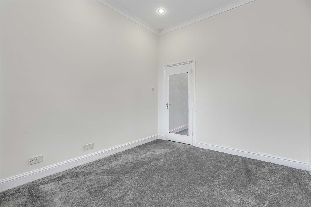 Flat Roland Gardens in Greater London