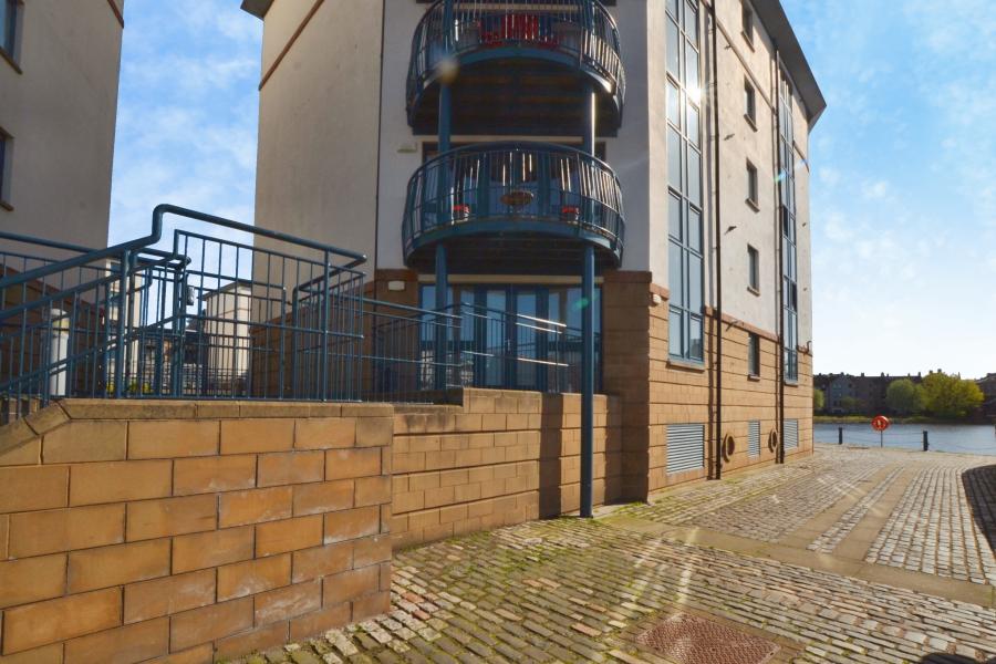 Flat Ocean Drive in City of Edinburgh