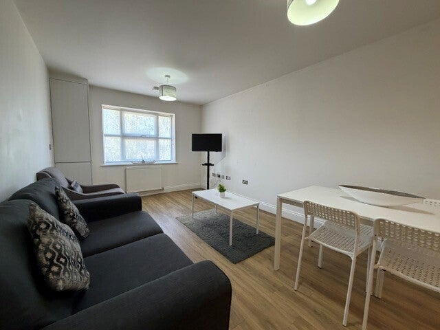 Flat South Road in Luton