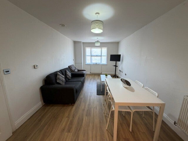 Flat South Road in Luton