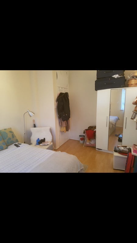 Room Rotherhithe Street in Greater London