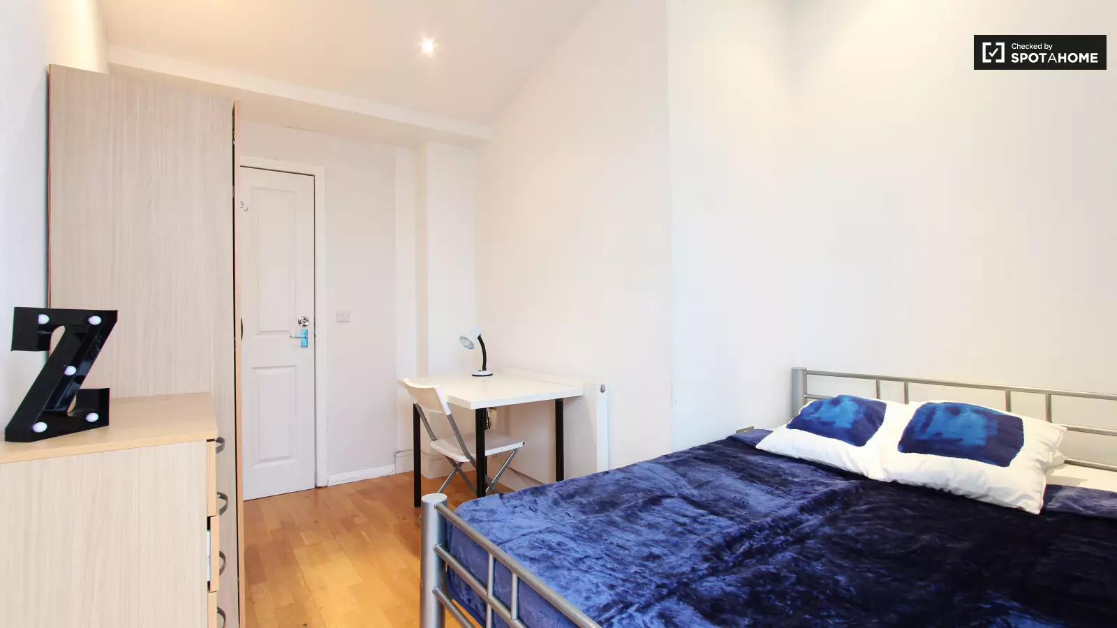 Flat Copenhagen Place in Greater London
