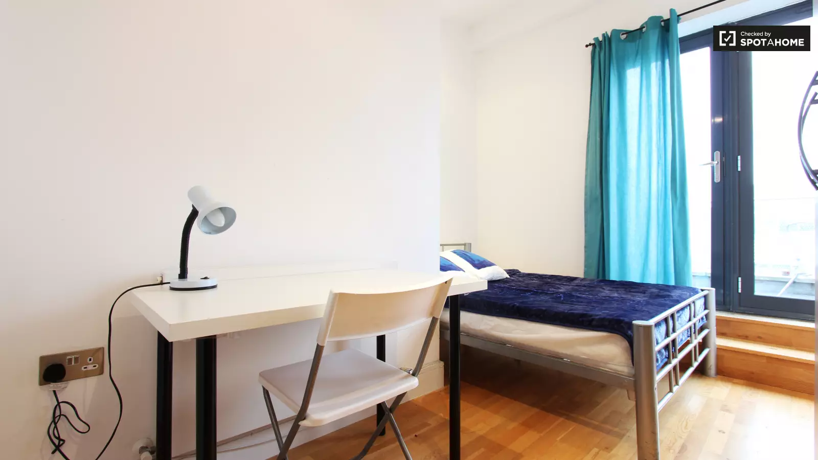 Flat Copenhagen Place in Greater London