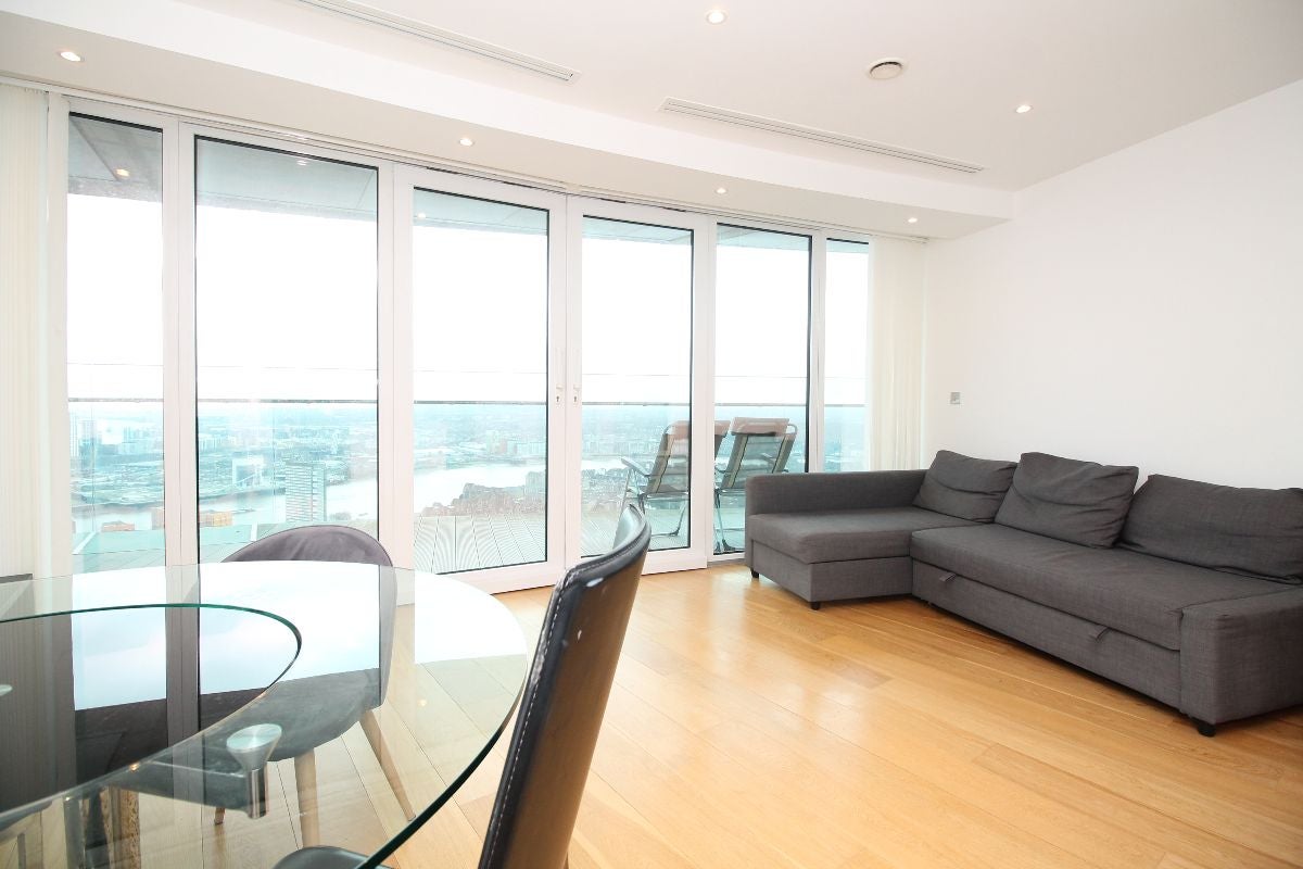 Flat Crossharbour Plaza in Greater London