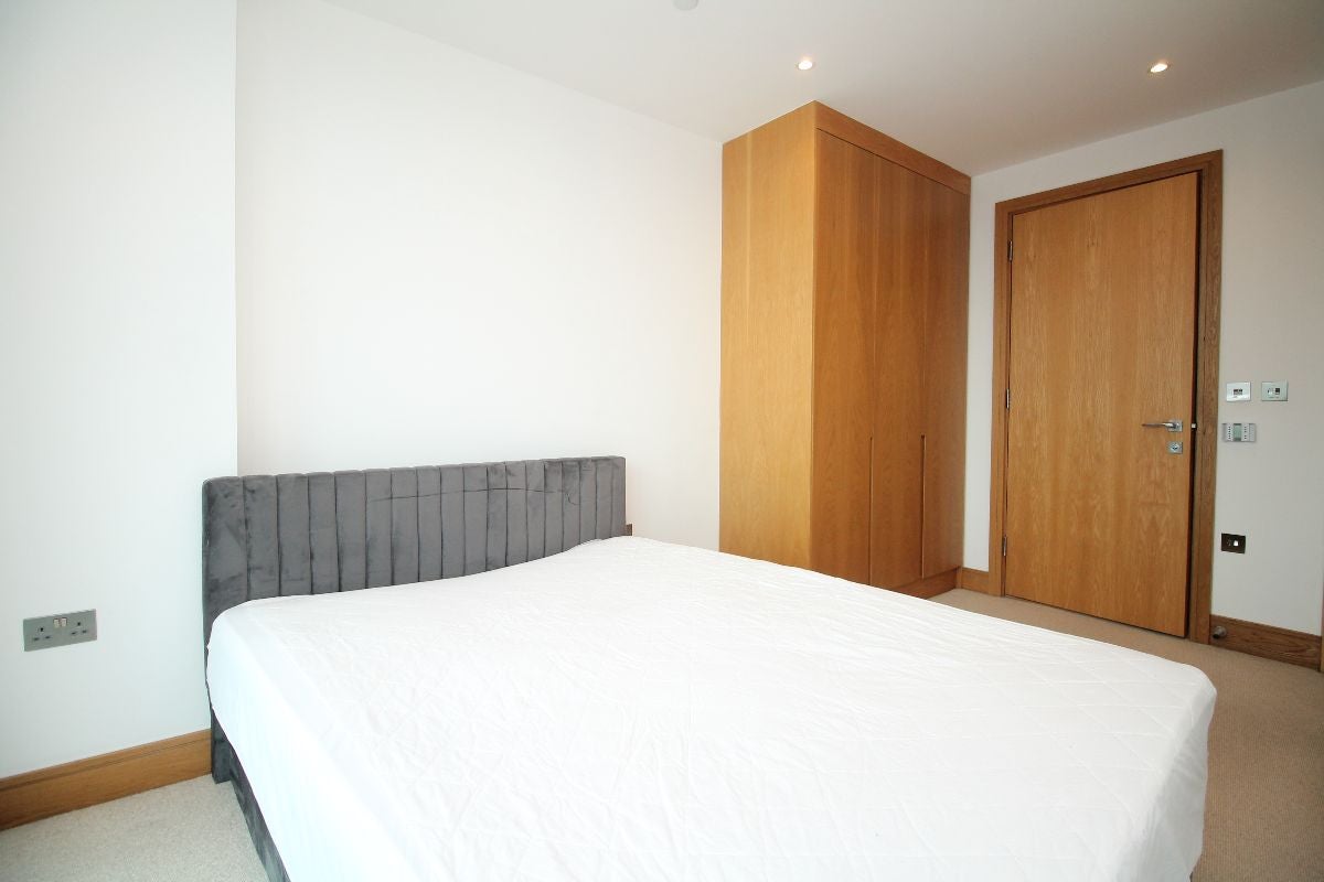 Flat Crossharbour Plaza in Greater London