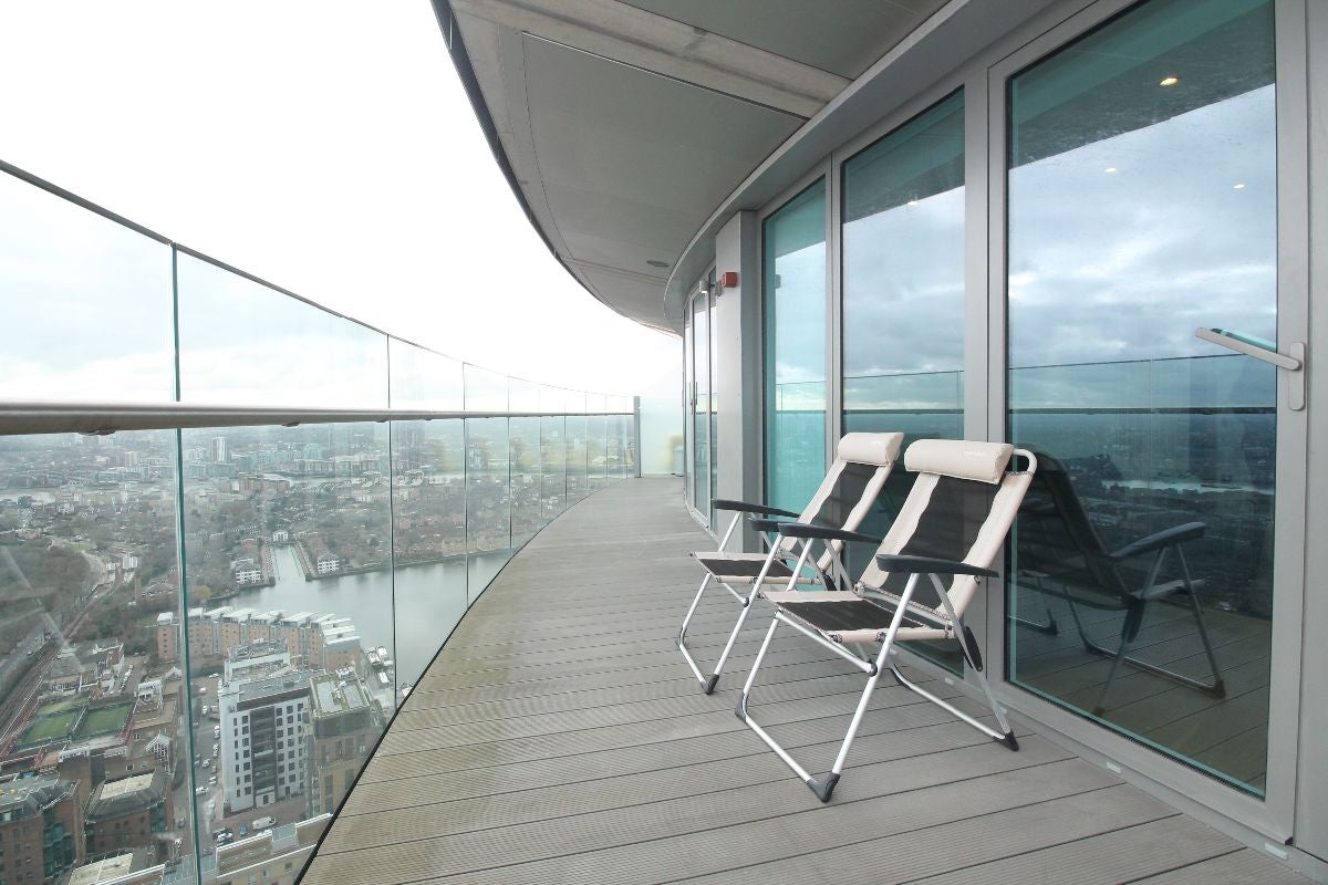 Flat Crossharbour Plaza in Greater London