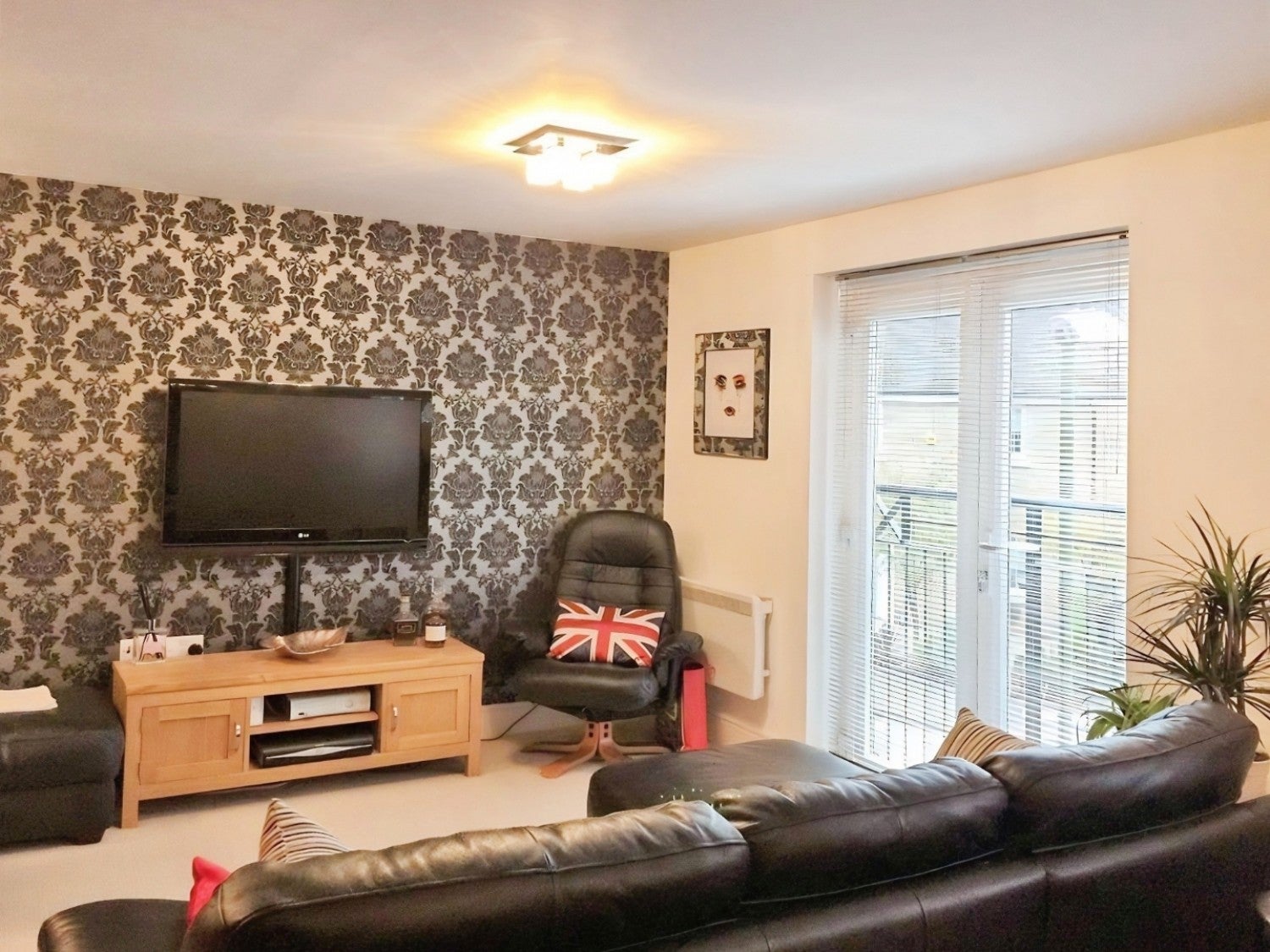 Flat Sanville Gardens in East Hertfordshire