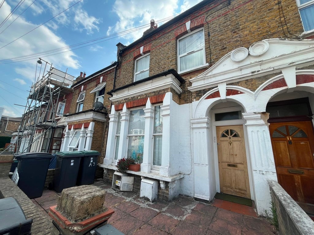 Flat Berners Road in Greater London