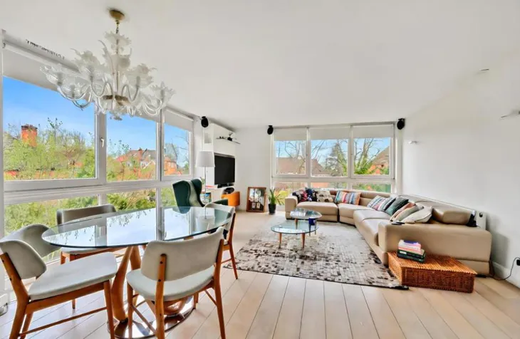 Flat Bracknell Gardens in Greater London