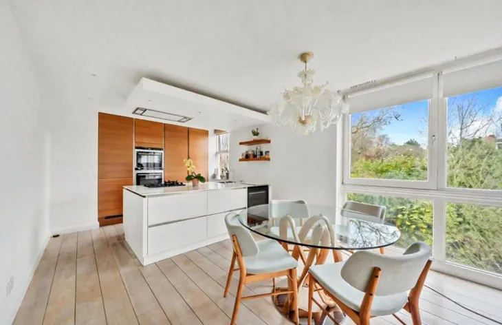 Flat Bracknell Gardens in Greater London